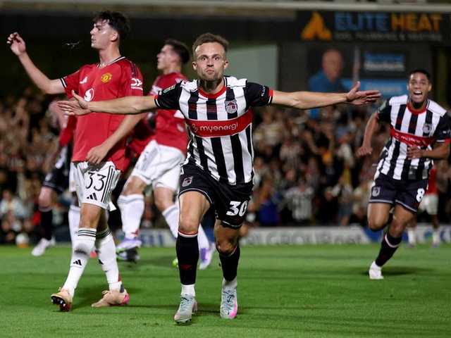 Grimsby Town Depak Manchester United di Carabao Cup: Kunci Kemenangan di Adu Penalti!