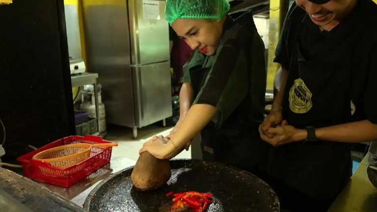Azia Belajar Bikin Sambal Seruit Khas Lampung, Bikin Ngakak Se-Dapur