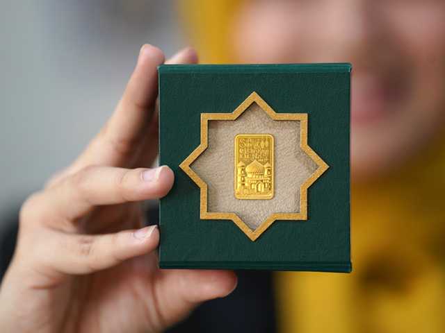 Harga Emas Antam Anjlok Rp57.000, Kini Rp2,4 Juta per Gram