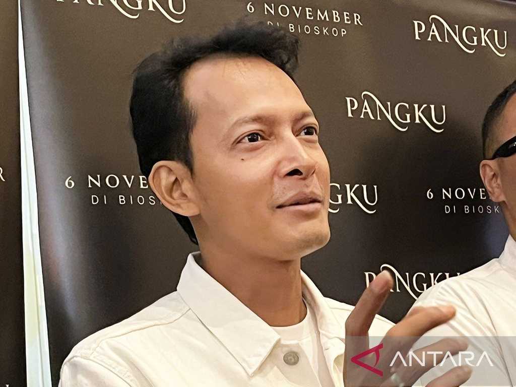 Fedi Nuril Terpukau Kisah Pilu "Pangku", Debut Sutradara Reza Rahadian