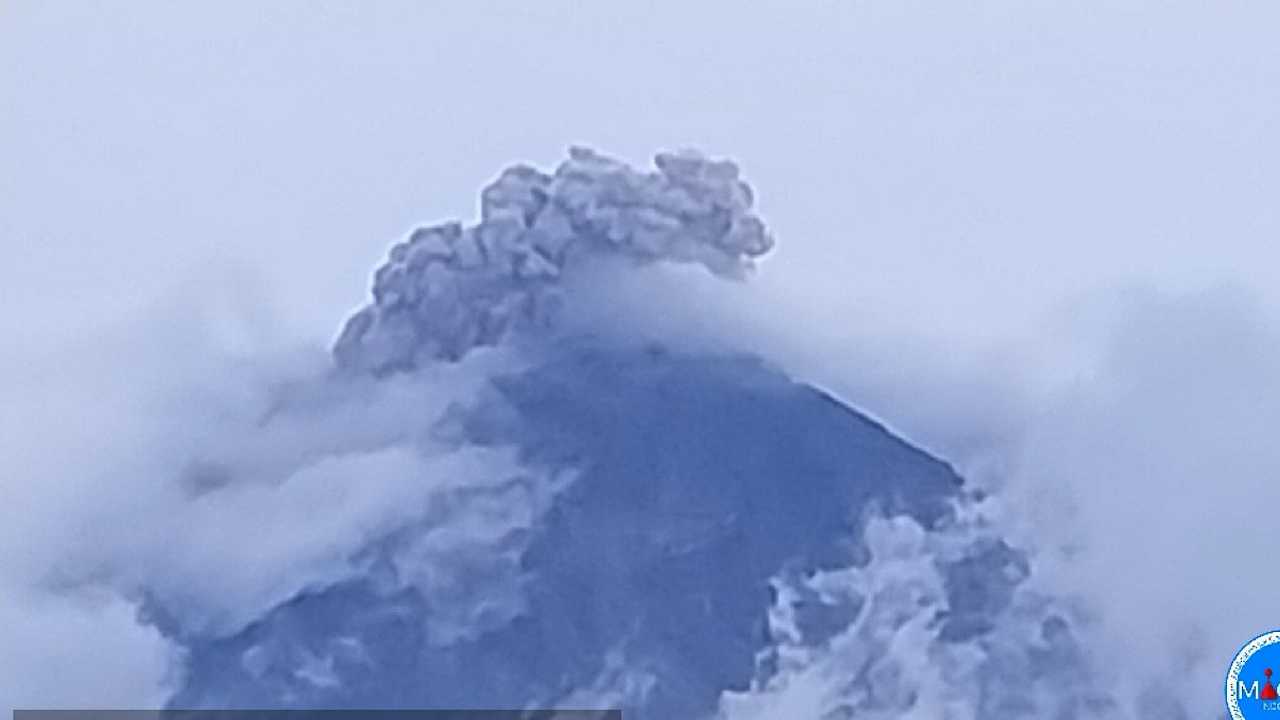 Gunung Semeru empat kali erupsi, kolom letusan capai 800 meter