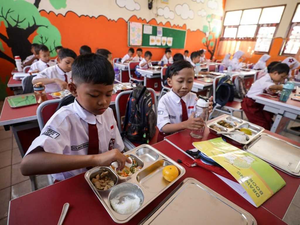 Indef Desak Prabowo Setop Sementara Program Makan Gratis Rp335 T, Korbankan Pendidikan & Kesehatan