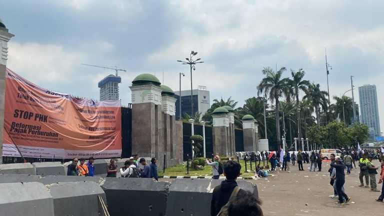 Akses Internet Lumpuh Total Saat Demo Buruh & Mahasiswa Guncang DPR