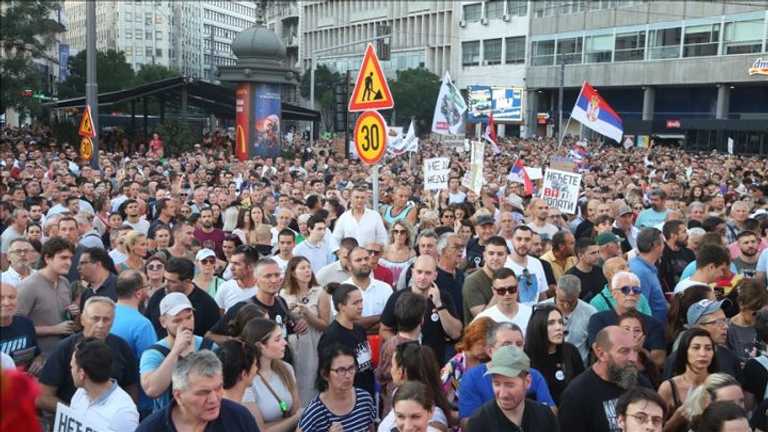 Polisi Serbia Serbu Ribuan Demonstran Damai di Novi Sad, Vucic Sebut 'Sampah'