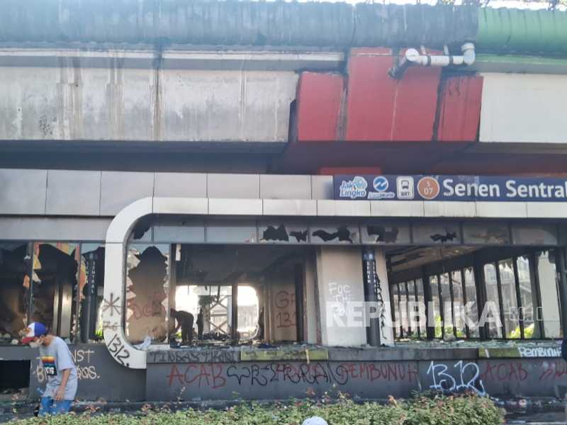 Massa Kembali Kepung Mako Brimob, Halte Senen Hangus Dibakar Api