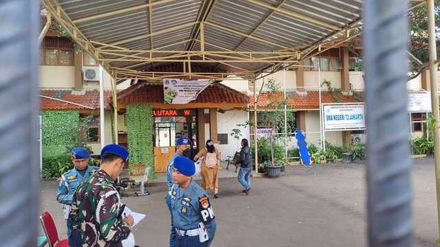 Pasca-Ledakan SMAN 72: Siswa Belajar Daring, Sekolah Dijaga Ketat