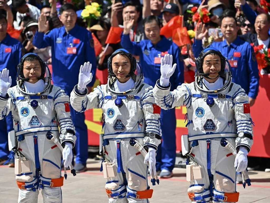 Kapsul Terhantam Puing, Tiga Astronaut China
Terdampar di Luar Angkasa