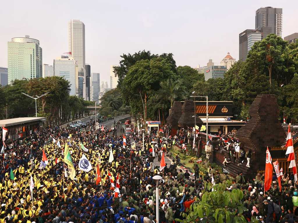 Indonesia Darurat! Demonstrasi Anarkis Renggut Nyawa, Gedung DPRD Terbakar