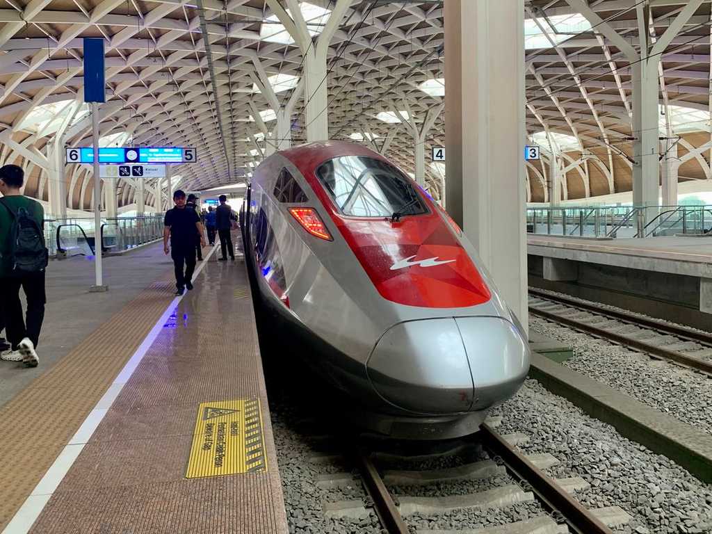 Kereta Cepat Whoosh Rugi Triliunan, Luhut: Sudah Tutup Biaya Operasional