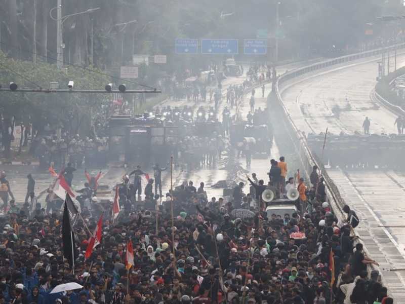 Ribuan Mahasiswa Serang Brimob di Senayan, Gas Air Mata Ditembakkan