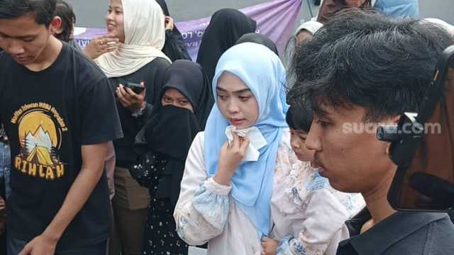 Ria Ricis Menangis di Pemakaman Driver Ojol Korban Rantis Brimob