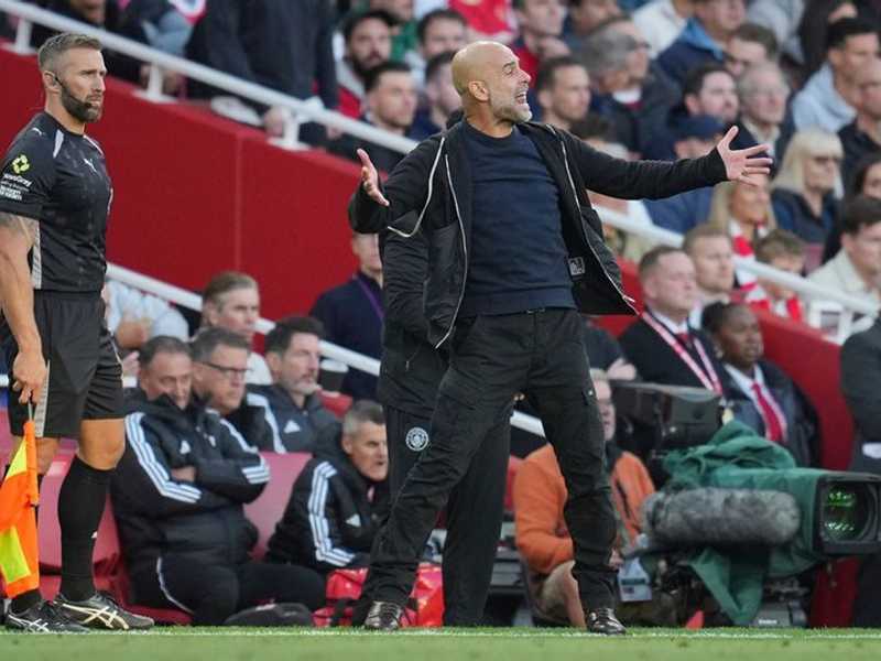 Pep Guardiola hampir cium wasit keempat di laga Arsenal vs Man City
