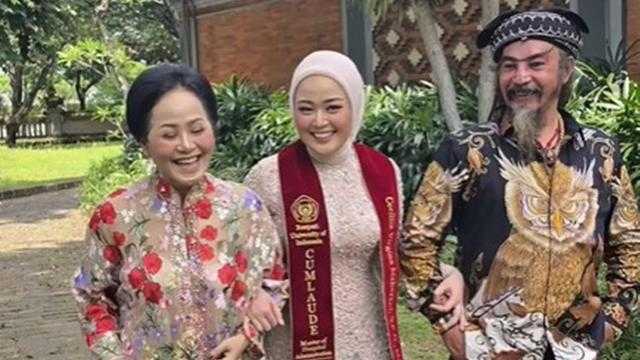 Master Limbad Bangga: Putrinya, Cecillia Gina, Raih Gelar S2 Cum Laude