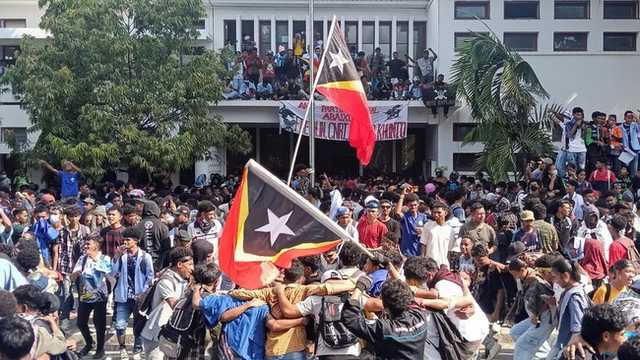 Demonstrasi menentang mobil dinas di Timor Leste berujung bentrokan