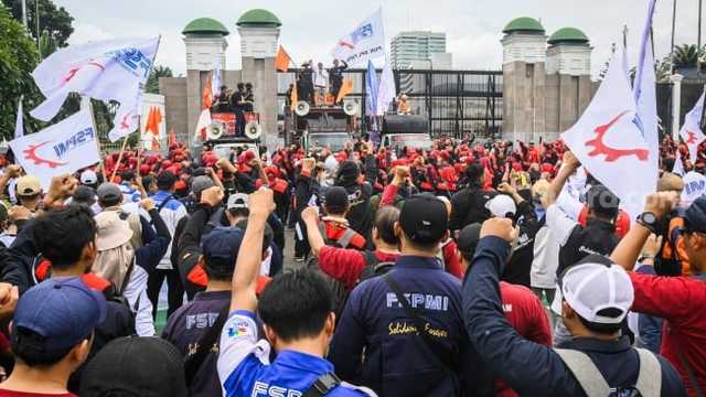Ribuan Buruh Desak Kenaikan Upah 10,5% 2026, Menaker: Ada Mekanisme