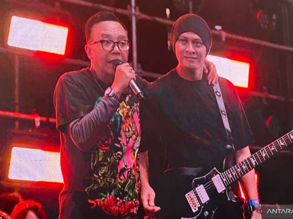 Ari Lasso & Andra Ramadhan Guncang Pestapora, Ribuan Penonton Hanyut dalam Kolaborasi Emosional