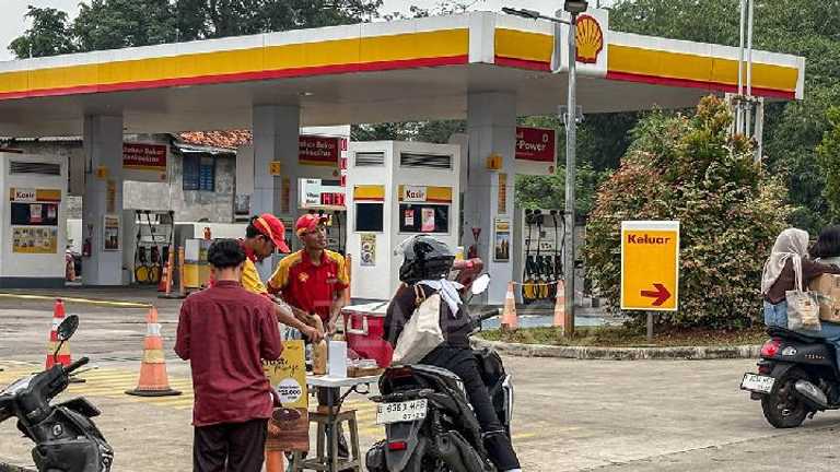 Bahlil Lahadalia minta Shell tidak PHK karyawan imbas kelangkaan BBM