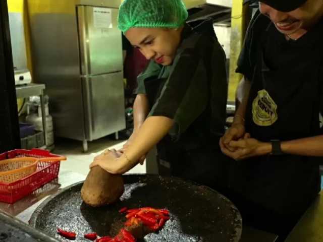 Azia Belajar Bikin Sambel Seruit, Dapur Heboh Penuh Tawa