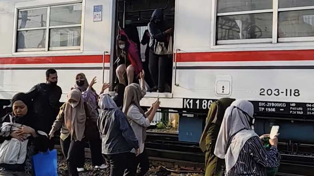 KRL Tanah Abang-Rangkasbitung Hentikan Layanan Imbas Demo DPR, Refund Dibuka