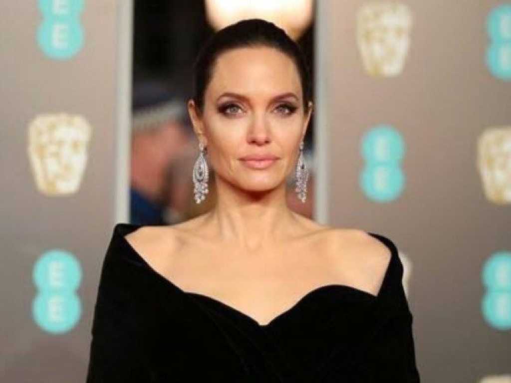 Angelina Jolie Ungkap Pesan Emosional Kanker, Ingat Ibu di Premiere "Couture"