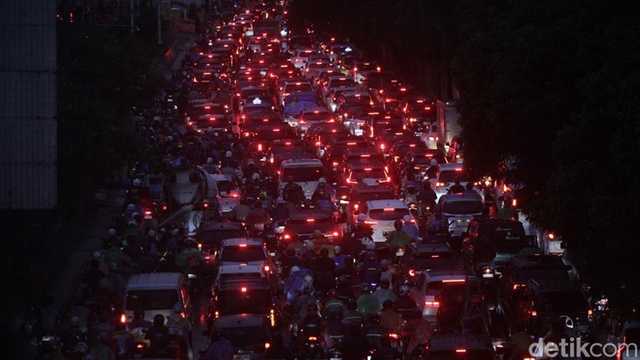 Hujan Deras Guyur Jakarta, Tol Dalkot Macet Parah Malam Ini