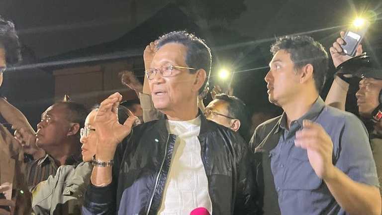 Sultan HB X Temui Massa di Mapolda DIY Usai Gedung SPKT Dibakar