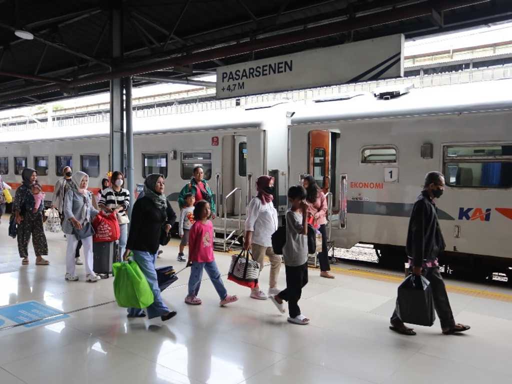 Libur Maulid Nabi: KAI Pecahkan Rekor Penjualan 842.000 Tiket, Okupansi Tembus 112%!