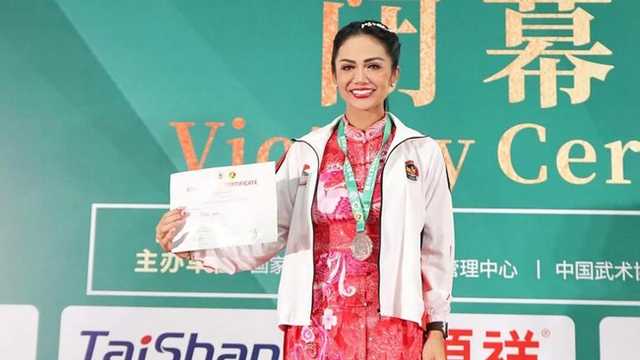 Krisdayanti Kejutkan Dunia, Rebut Perak Wushu di China