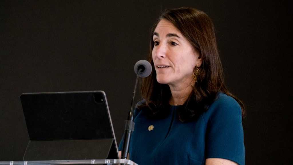 Gubernur Fed Cleveland Beth Hammack fokus inflasi, peringatkan hati-hati pangkas suku bunga