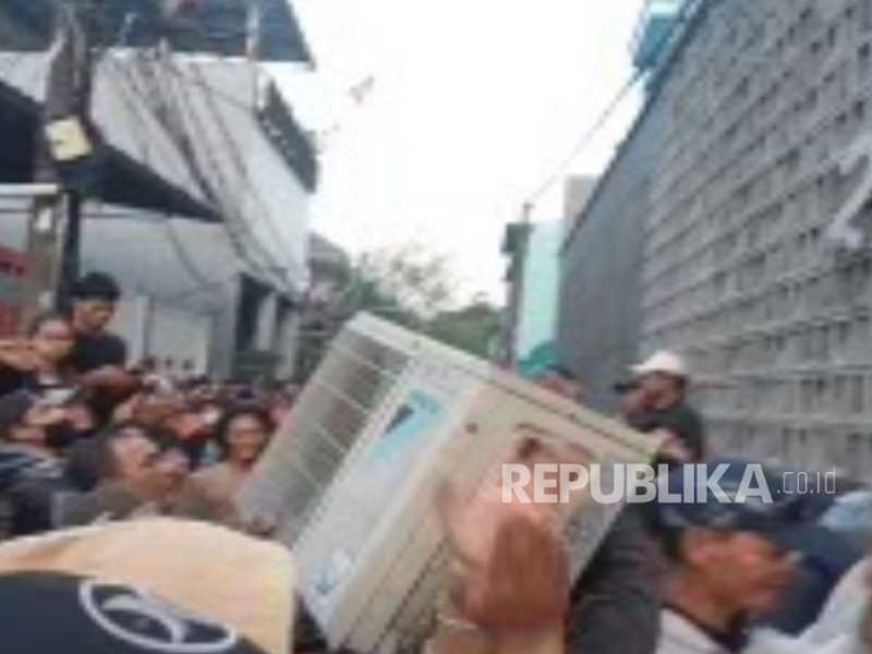 Massa 'Wajah Tak Dikenal' Geruduk Rumah Sahroni, Brankas & Kendaraan Mewah Dijarah