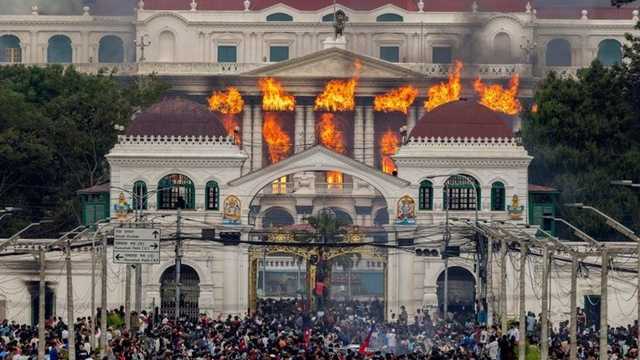Nepal Mencekam! Demonstran Bakar Gedung, Menlu Dipukul-Ditendang Massa
