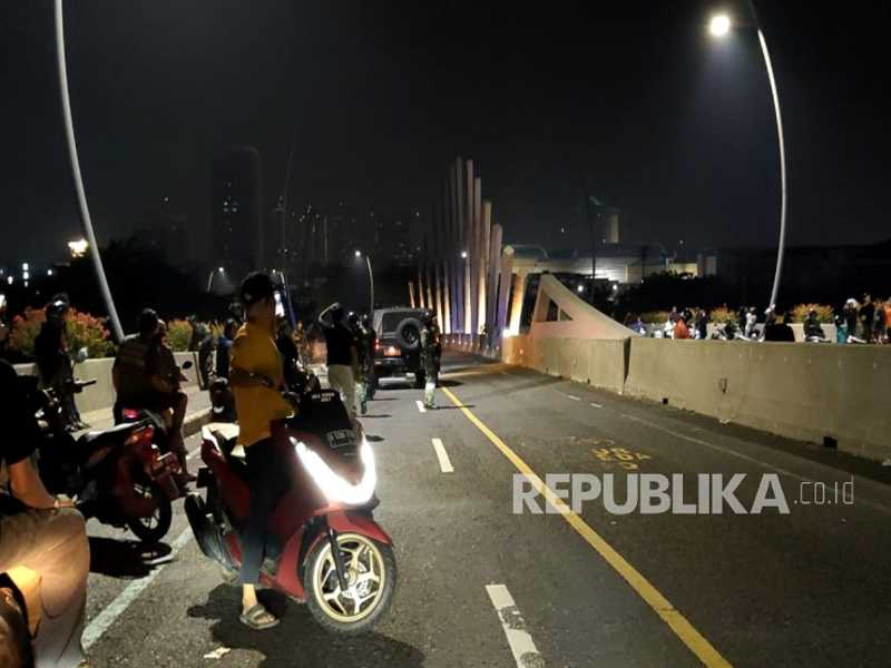 Flyover Summarecon Bekasi Dijaga Tentara Bersenjata, Warga Ricuh di Dekat Polres Bekasi