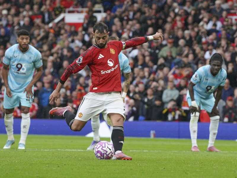 VAR Kontroversial Menangkan MU atas Burnley Lewat Penalti Menit 97