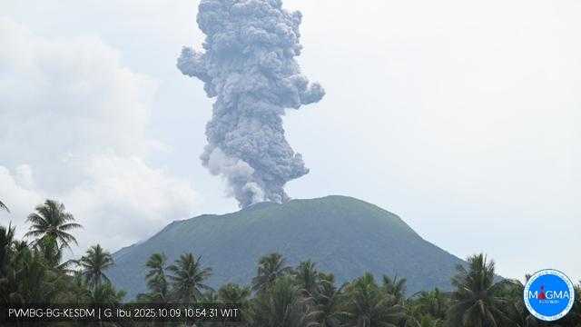Gunung Ibu Kembali Erupsi, Kolom Abu 900 Meter Terpantau