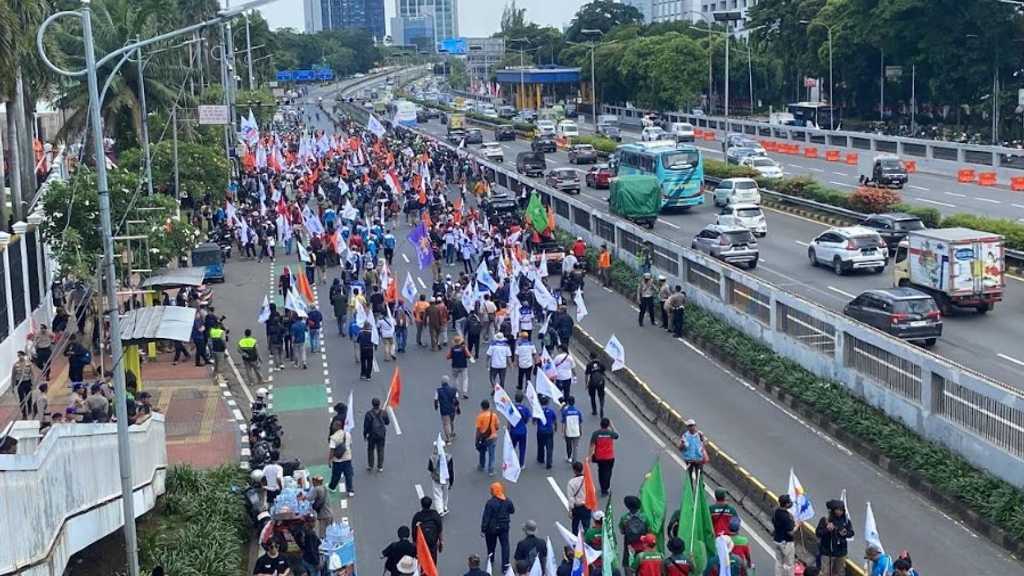 Puluhan Ribu Buruh Geruduk DPR dan Istana, Sahroni: Sampaikan Aspirasi Bijak!