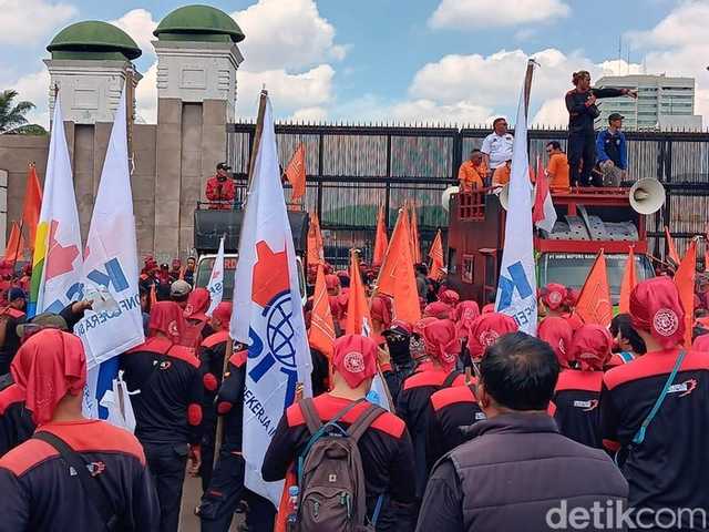 Ribuan Buruh Desak Kenaikan Upah, Kecam Tunjangan DPR Rp50 Juta