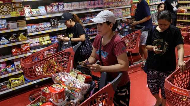 Hong Kong siaga Topan Ragasa, warga ramai borong makanan