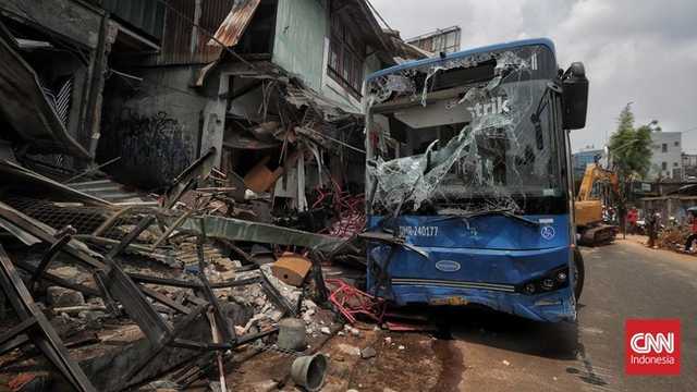 Bus Listrik Transjakarta Tabrak Toko di Jaksel, 1 Korban Luka, Transjakarta Minta Maaf