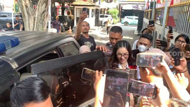 Nikita Mirzani Ngeluh Sakit Gigi Parah, Sidang Kasus Pemerasan Ditunda Hingga 2025!