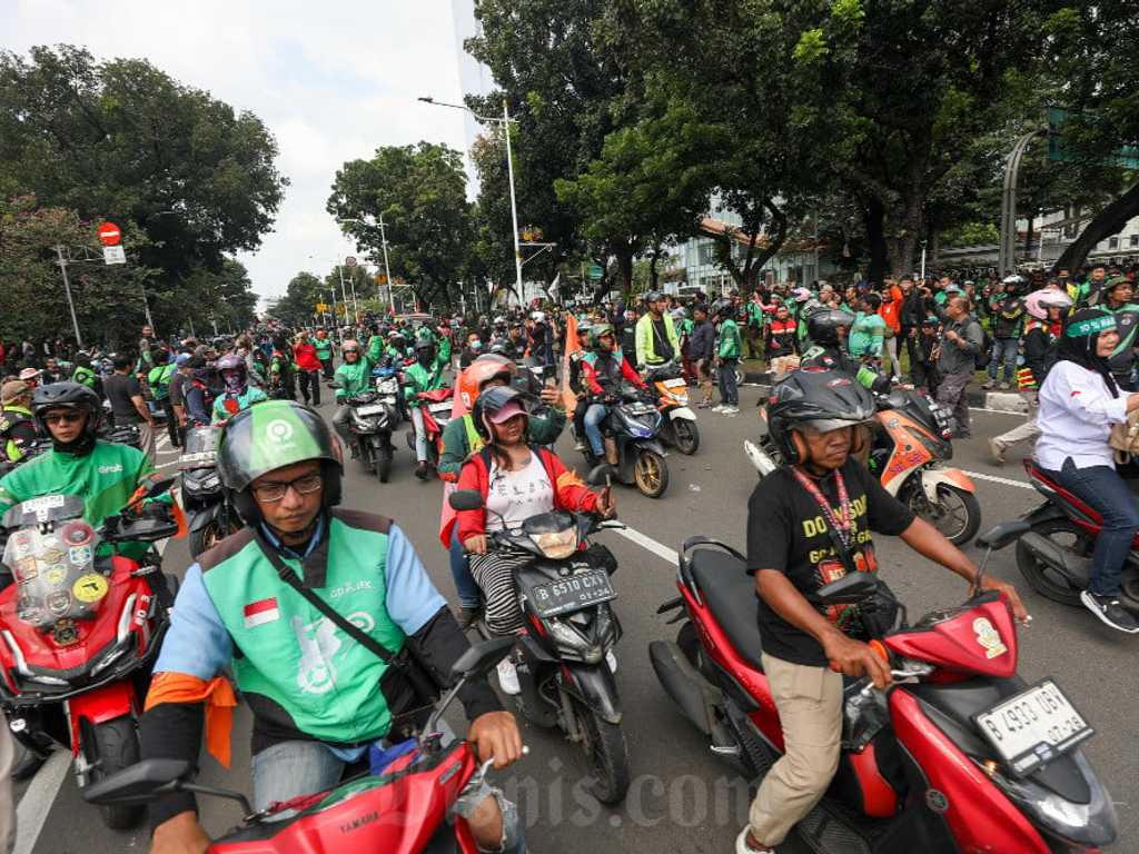 Ojol demo besar-besaran di Kemenhub dan DPR, tuntut potongan aplikator 10%