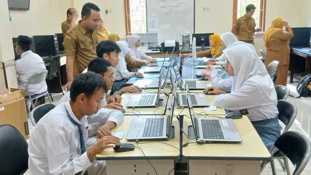 TKA di SLB Seluruh Indonesia Berjalan Lancar, Siswa Disabilitas Rileks Ujian