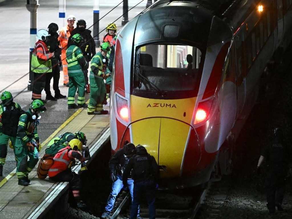 Penusukan Massal Kereta Inggris: Dua Pelaku Ditangkap, 11 Korban Terluka