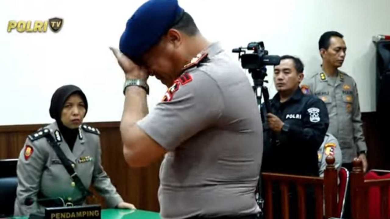 Dua Polisi Terisak Divonis PTDH dan Demosi 7 Tahun