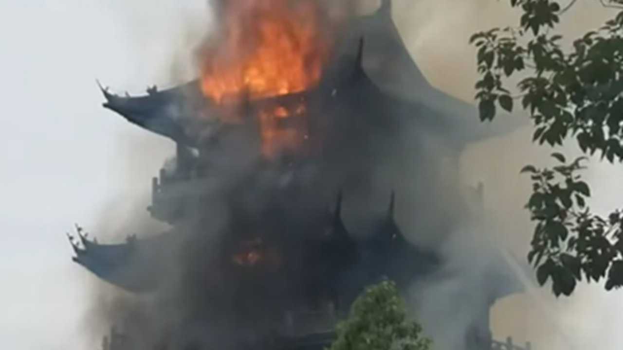 Api Lalap Kuil Kuno Yongqing China, Tak Ada Korban Jiwa