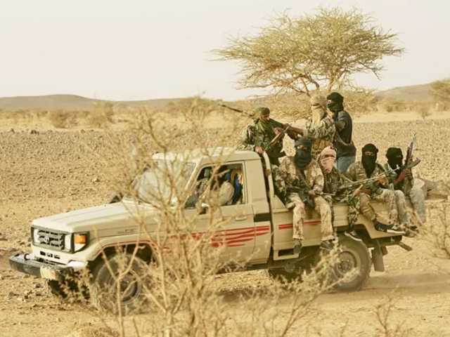 Militan bakar tanker bahan bakar, blokade rute perdagangan utama Senegal-Mali