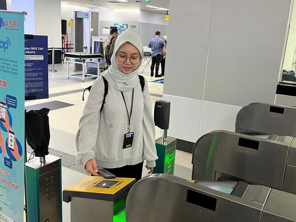 Transaksi Tunai KRL Anjlok Drastis, QRIS Tap Ubah Kebiasaan Penumpang