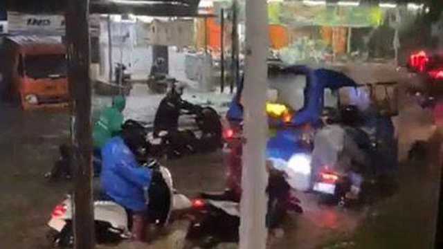 Banjir Lumpuhkan Jalan Panjang Jakbar, Warga Terjebak 15 Menit