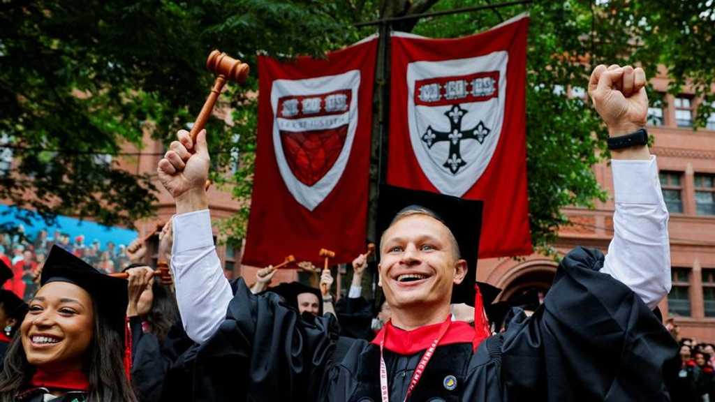 Hakim AS Batalkan Pemotongan Dana Rp42 T ke Harvard, Pukul Telak Trump