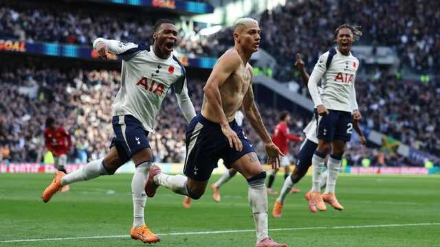 Drama Laga Tottenham vs MU: Richarlison Selebrasi Buka Baju, Berakhir Imbang
