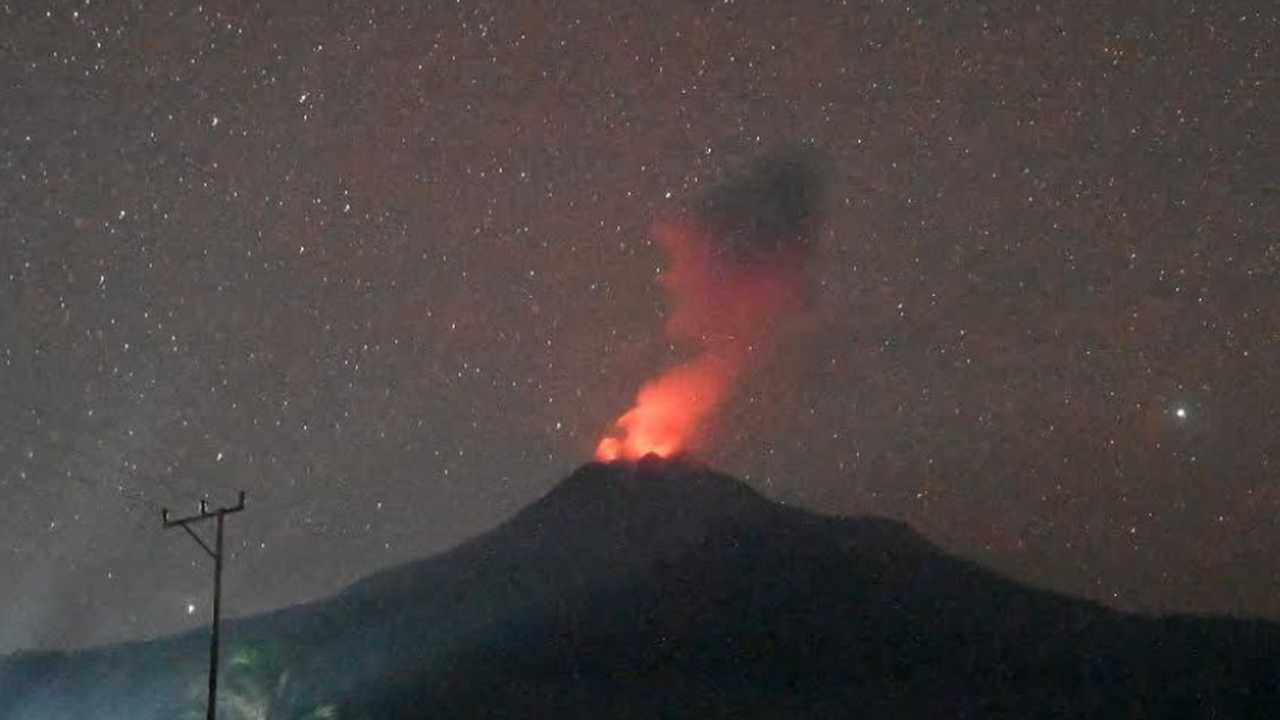 Gunung Lewotobi Laki-Laki erupsi beruntun, delapan kali dalam sehari